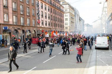 Fransa'da emek reformları karşı protesto