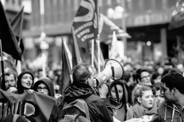 Fransa'da emek reformları karşı protesto