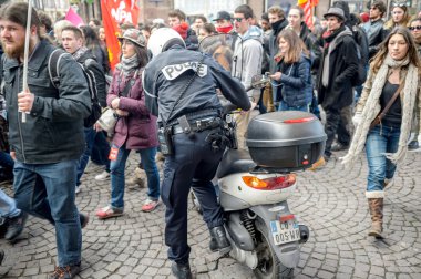 Fransa'da emek reformları karşı protesto