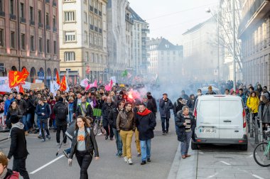 Fransa'da emek reformları karşı protesto