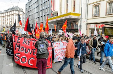 Fransa'da emek reformları karşı protesto