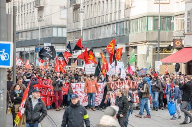Fransa'da emek reformları karşı protesto