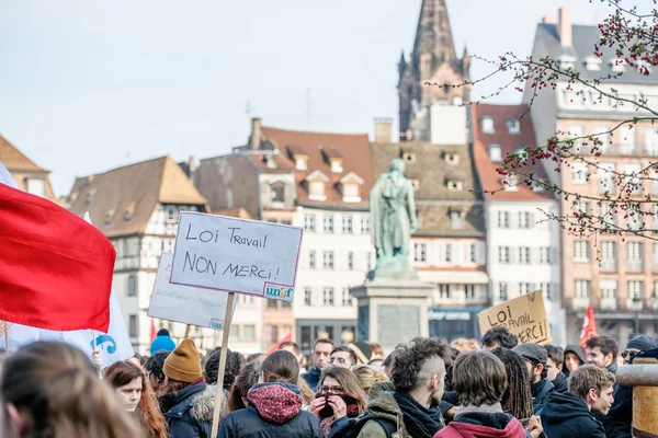 Fransa'da emek reformları karşı protesto