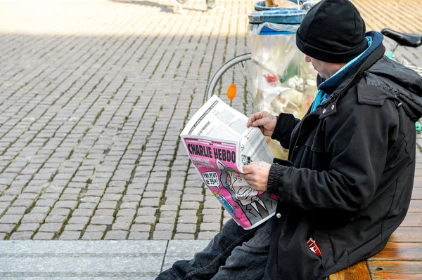 Homem lendo Charlie Hebdo Magazine — Fotografia de Stock
