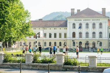 Okul bahçesinde basketbol oynayan çocuklar
