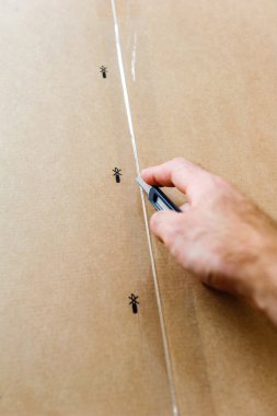 Mobilyalı karton açan adam