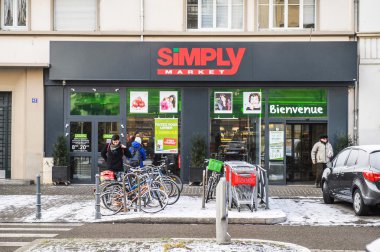 Fransız şehir Auchan süpermarketlermodern Simply Süpermarket. 