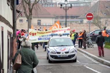 Yüzlerce departman bütçe kesintileri 2016 için karşı protestolar