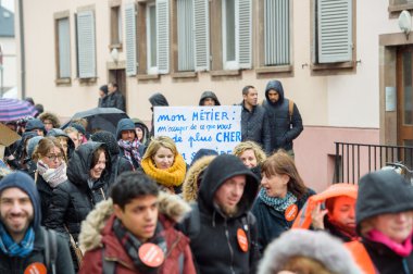 Yüzlerce departman bütçe kesintileri 2016 için karşı protestolar