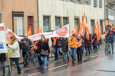 Yüzlerce departman bütçe kesintileri 2016 için karşı protestolar