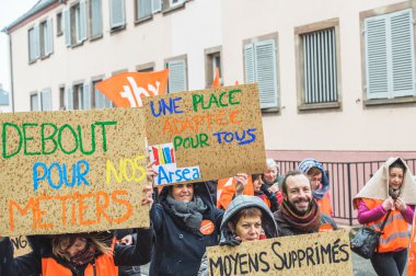 Yüzlerce departman bütçe kesintileri 2016 için karşı protestolar