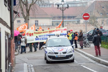 Yüzlerce departman bütçe kesintileri 2016 için karşı protestolar