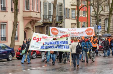 Yüzlerce departman bütçe kesintileri 2016 için karşı protestolar