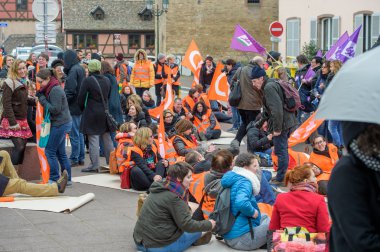 Yüzlerce departman bütçe kesintileri 2016 için karşı protestolar