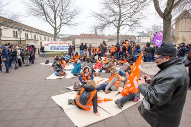 Yüzlerce departman bütçe kesintileri 2016 için karşı protestolar