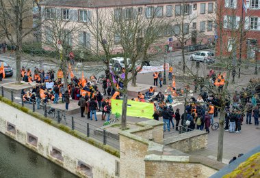 Yüzlerce departman bütçe kesintileri 2016 için karşı protestolar