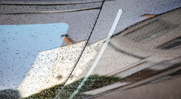 Sedan Samochód Elektryczny Dach Szkło Pokryte Krople Deszczu Jak Widać — Zdjęcie stockowe