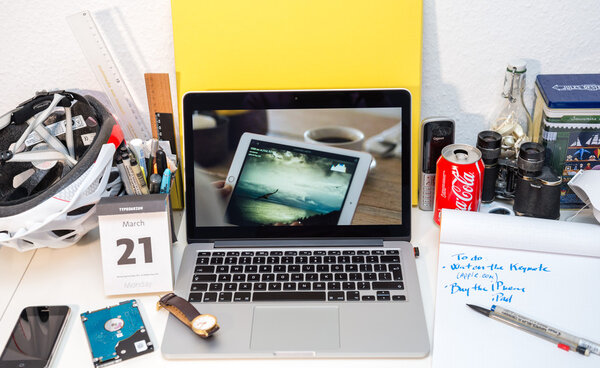 Apple 's' Let Us Loop You In 'iPhone SE and 9.7 "iPad Pro Event v
