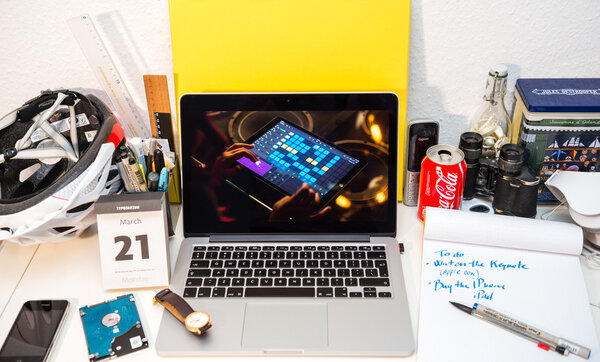 Apple 's' Let Us Loop You In 'iPhone SE and 9.7 "iPad Pro Event v
