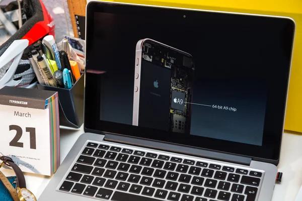 "Let US pętli można w" iphone Se i 9.7" ipad Apple Pro Event v — Zdjęcie stockowe