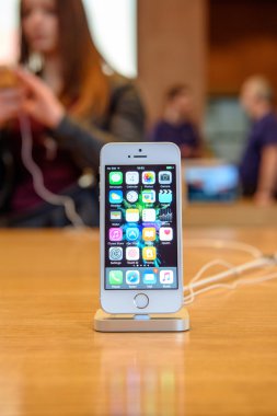 Yeni Apple iphone Se smartphone denize indirmek