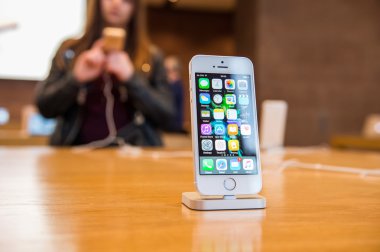 Yeni Apple iphone Se smartphone denize indirmek