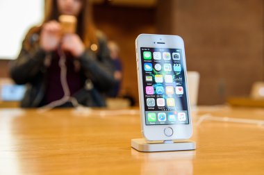 Yeni Apple iphone Se smartphone denize indirmek