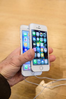Yeni Apple iphone Se smartphone denize indirmek