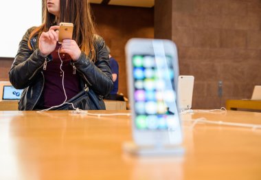 Yeni Apple iphone Se smartphone denize indirmek