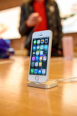 Yeni Apple iphone Se smartphone denize indirmek