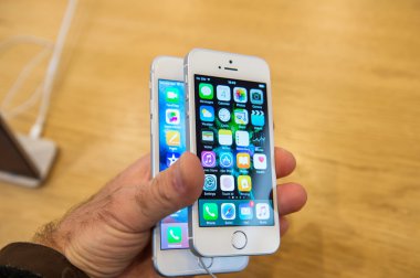 Yeni Apple iphone Se smartphone denize indirmek