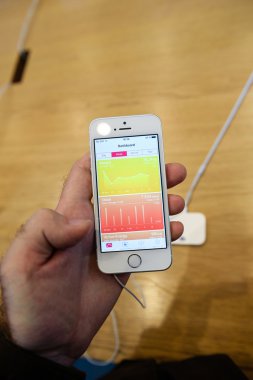 Yeni Apple iphone Se smartphone denize indirmek