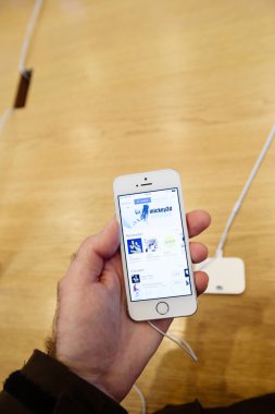 Yeni Apple iphone Se smartphone denize indirmek