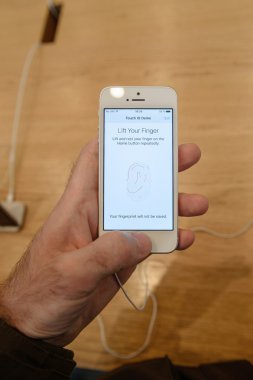 Yeni Apple iphone Se smartphone denize indirmek