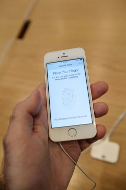 Yeni Apple iphone Se smartphone denize indirmek