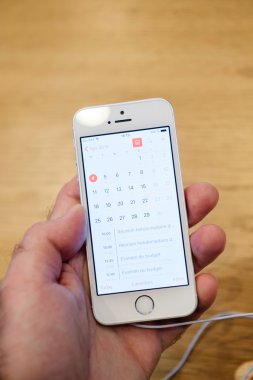 Yeni Apple iphone Se smartphone denize indirmek