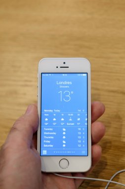 Yeni Apple iphone Se smartphone denize indirmek