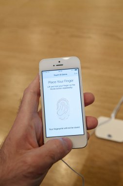 Yeni Apple iphone Se smartphone denize indirmek