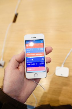 Yeni Apple iphone Se smartphone denize indirmek