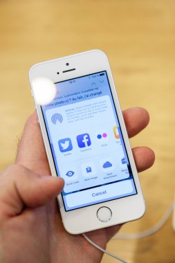Yeni Apple iphone Se smartphone denize indirmek