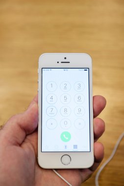 Yeni Apple iphone Se smartphone denize indirmek