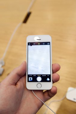 Yeni Apple iphone Se smartphone denize indirmek