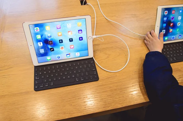 เปิดตัว iPad Pro ใหม่ — ภาพถ่ายสต็อก