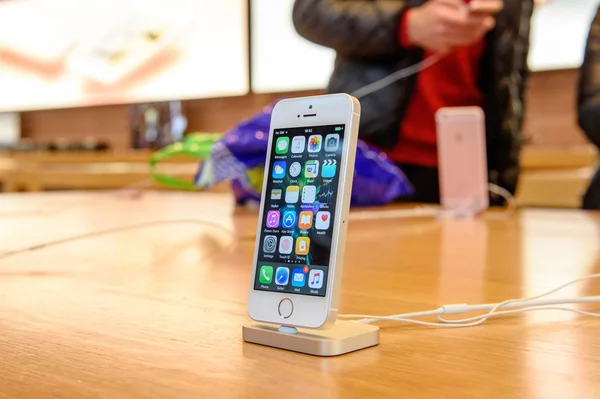 Lanzamiento del nuevo teléfono inteligente Apple iPhone SE — Foto de Stock