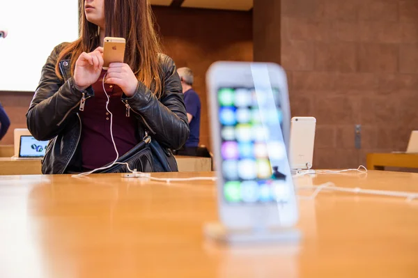 New Apple iPhone SE smartphone launch — Stock Photo, Image