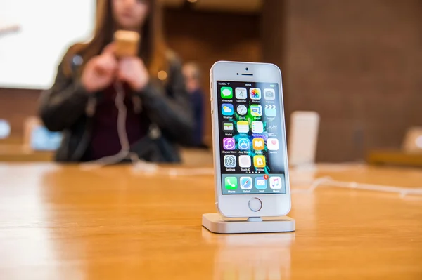 New Apple iPhone SE smartphone launch — Stock Photo, Image