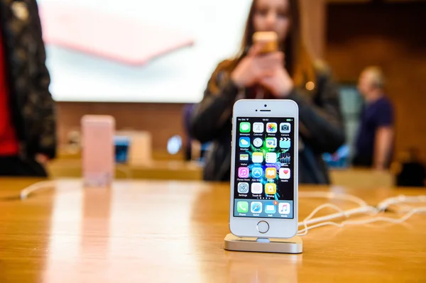 New Apple iPhone SE smartphone launch — Stock Photo, Image