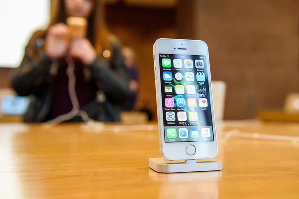 Lanzamiento del nuevo teléfono inteligente Apple iPhone SE — Foto de Stock