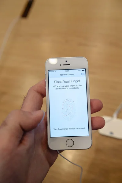 Yeni Apple iphone Se smartphone denize indirmek — Stok fotoğraf