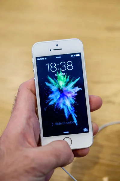 Nowy Apple iphone Se smartphone uruchomić — Zdjęcie stockowe